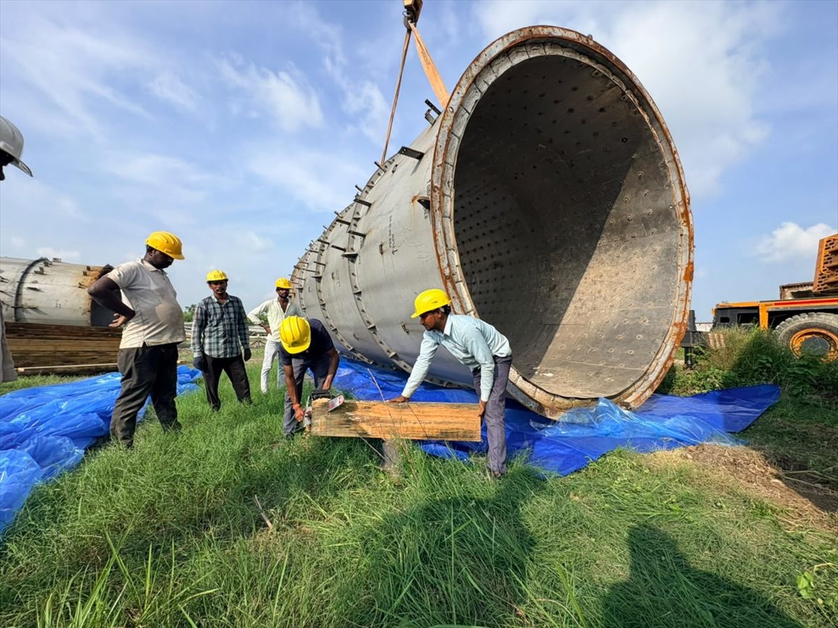 BENZ crew wrapping a ball mill shell on site while the crane holds the load, Coimbatore