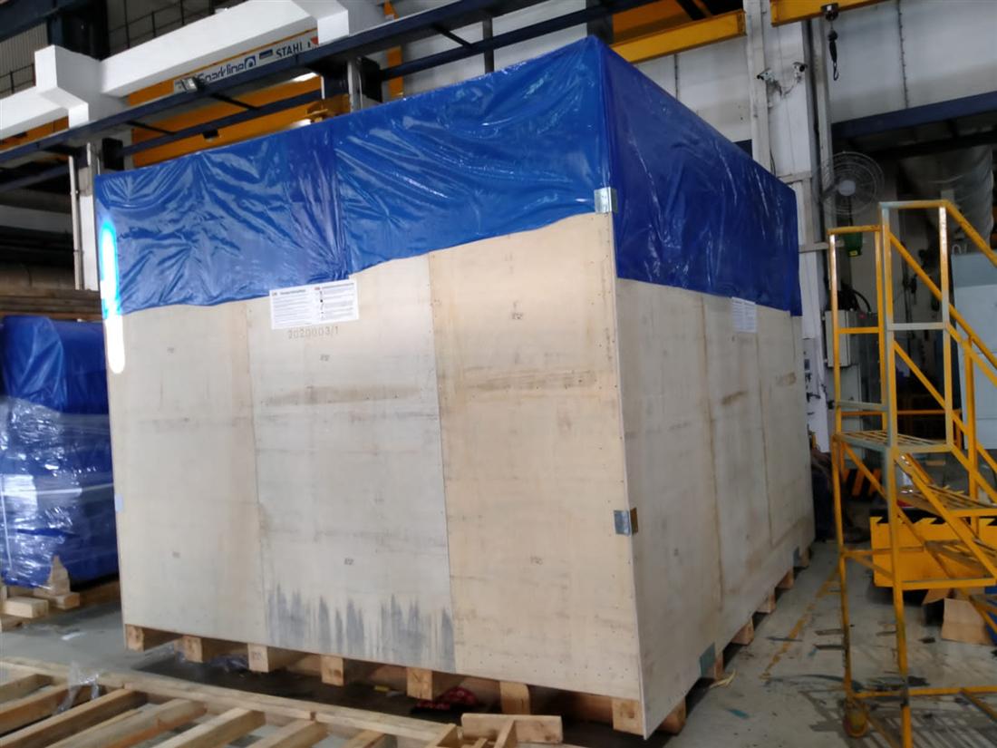Completed ISPM-15 seaworthy export case with tarpaulin weather cover and handling labels
